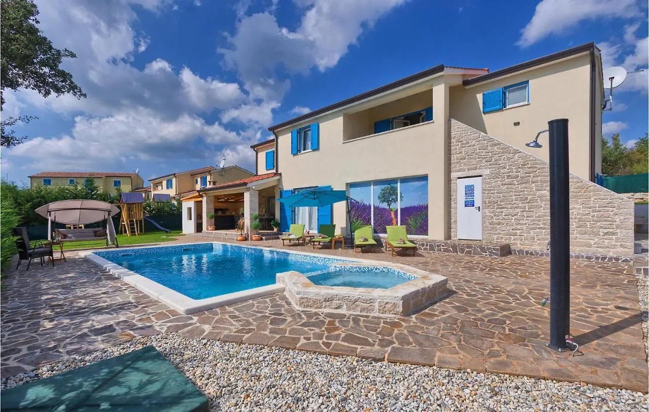 5 Bedroom Awesome Home In Naselje Muzini Tomisici 0*,
