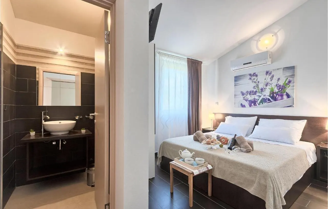 5 Bedroom Awesome Home In Naselje Muzini Tomisici