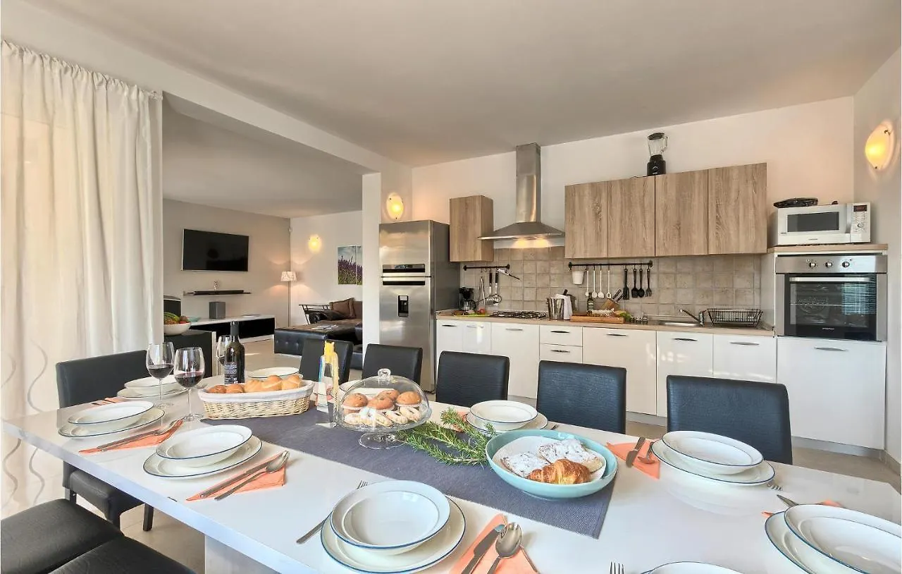 Holiday home 5 Bedroom Awesome Home In Naselje Muzini Tomisici